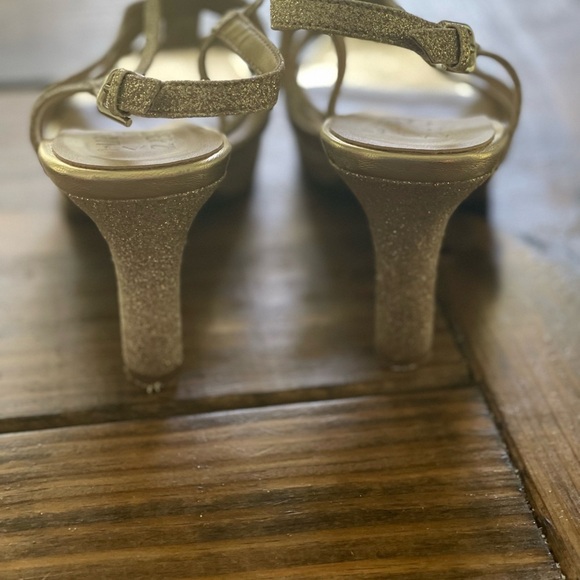 Naturalizer Gold Strappy Sandals for Summer - Picture 3 of 5